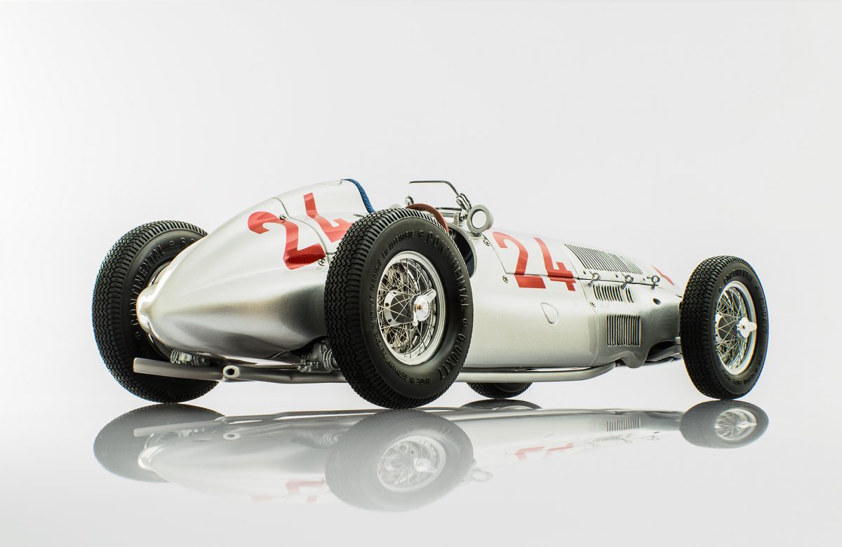 Mercedes-Benz W165, 1939 #24 1:18 by CMC