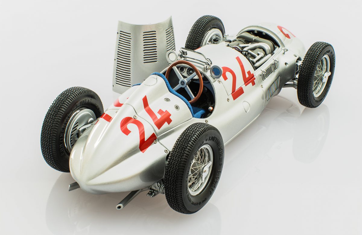 Mercedes-Benz W165, 1939 #24 1:18 by CMC