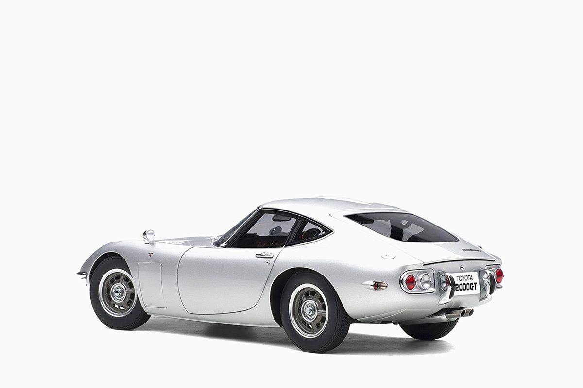 Toyota 2000GT, Silver 1:18 by AutoArt