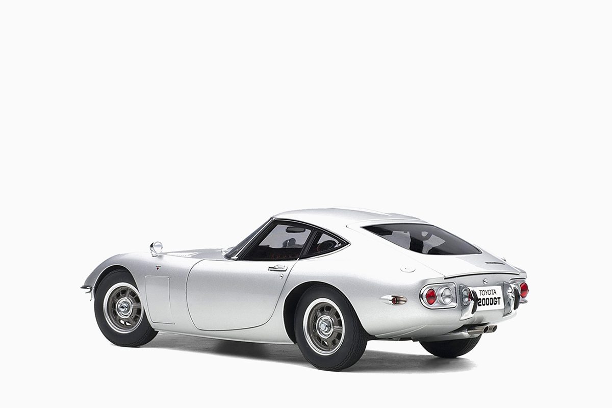 AutoArt Toyota 2000GT, Silver 1/18 Diecast Car