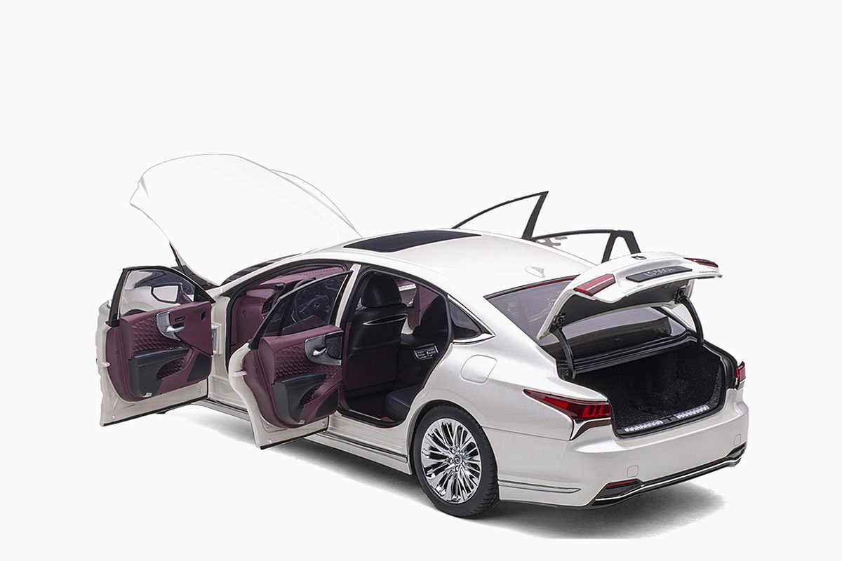 Lexus LS500h, Sonic White Metallic/Crimson & Black Interior 1:18 by AutoArt