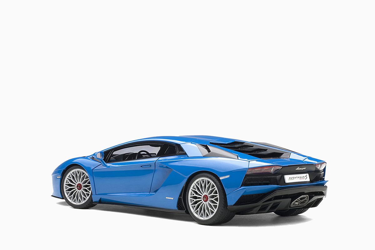 AutoArt Lamborghini Aventador S, Blu Nila/Pearl Blue 1/18 Diecast Car
