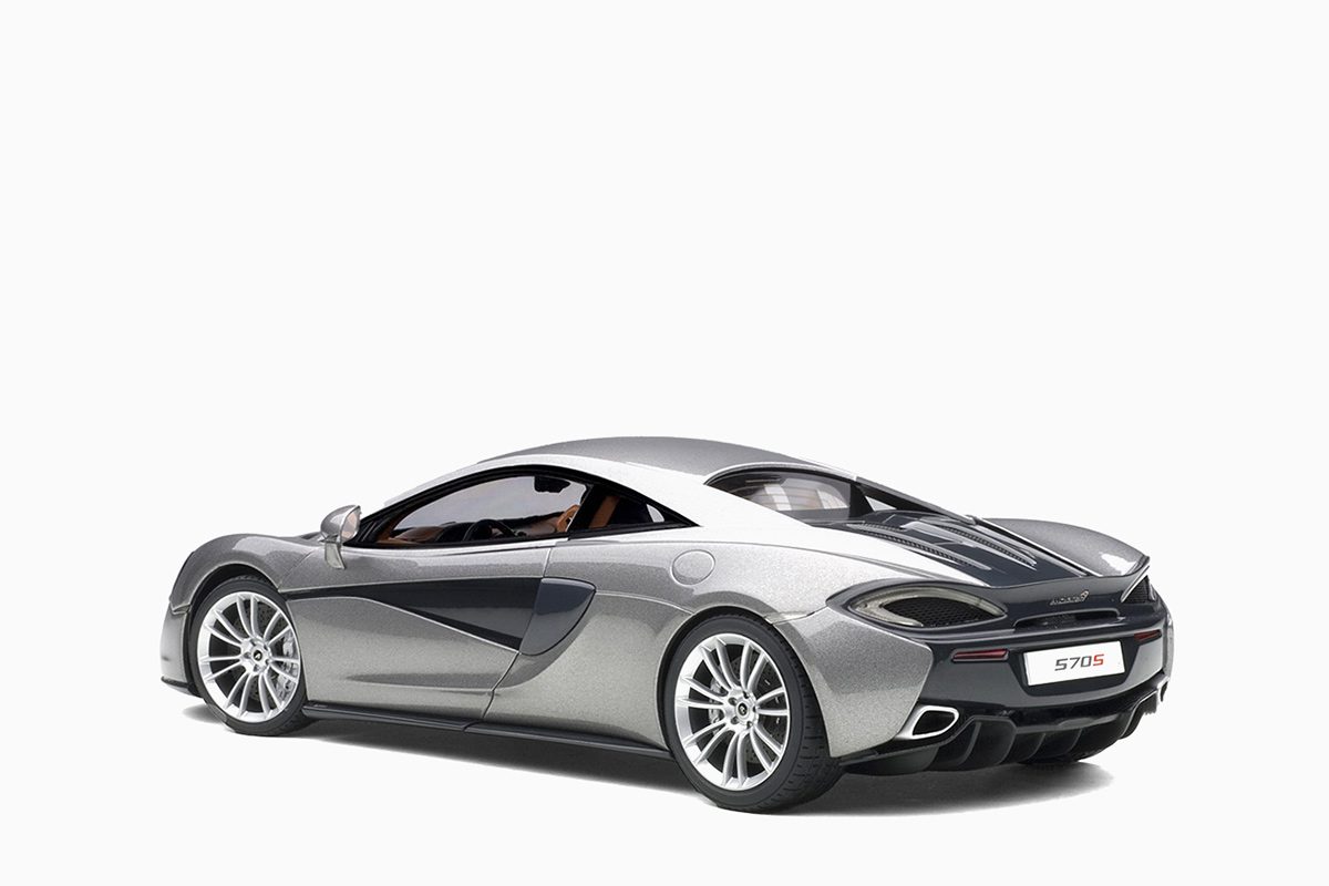McLaren 570S, Blade Silver/Silver Wheels 1:18 by AutoArt