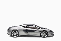 McLaren 570S, Blade Silver/Silver Wheels 1:18 by AutoArt