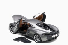 McLaren 570S, Blade Silver/Silver Wheels 1:18 by AutoArt