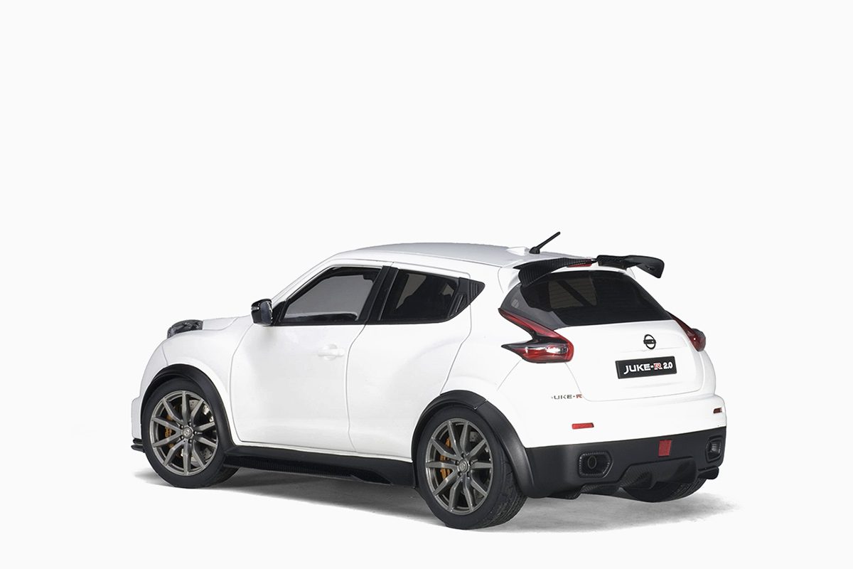 Nissan Juke R 2.0, White 1:18 by AutoArt