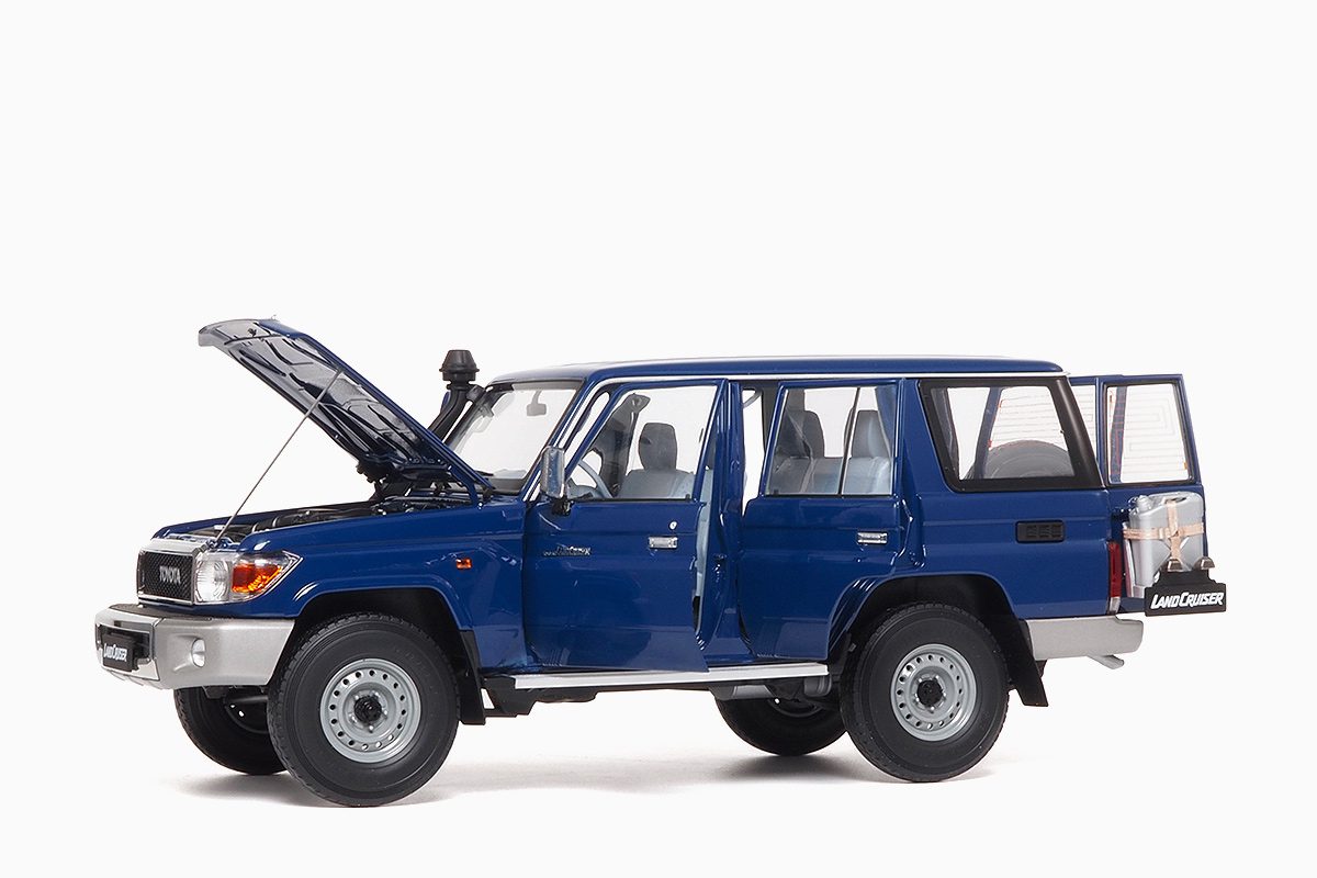 Toyota Land Cruiser 76 - 2017 - Blue 1/18 Almost Real