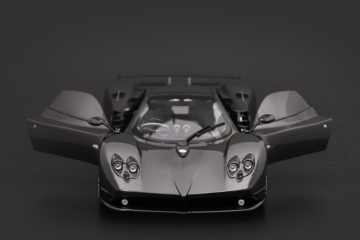 Pagani Zonda F - 2005 - Gloss Carbon Black 1/18 Almost Real