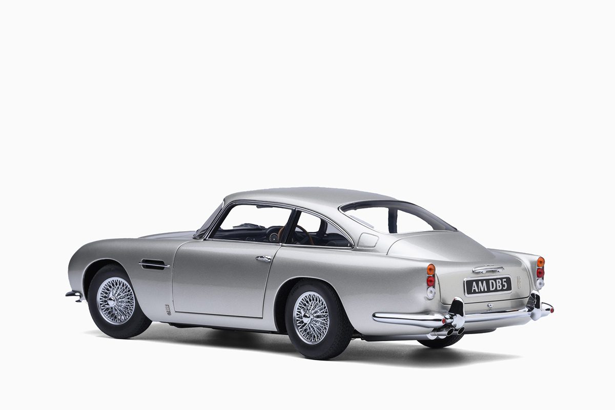 Aston Martin DB5, Birch Silver 1:18 by Autoart