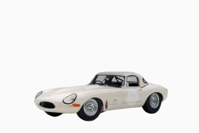 Jaguar Lightweight E Type Roadster RHD (Right Hand Drive), White 1:18 by AUTOart
