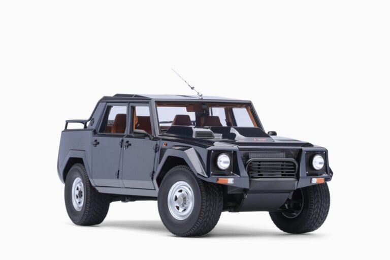 AUTOart 1/18 Lamborghini LM002 in Blu Acapulco Metallic/Metallic Blue, front three-quarter view