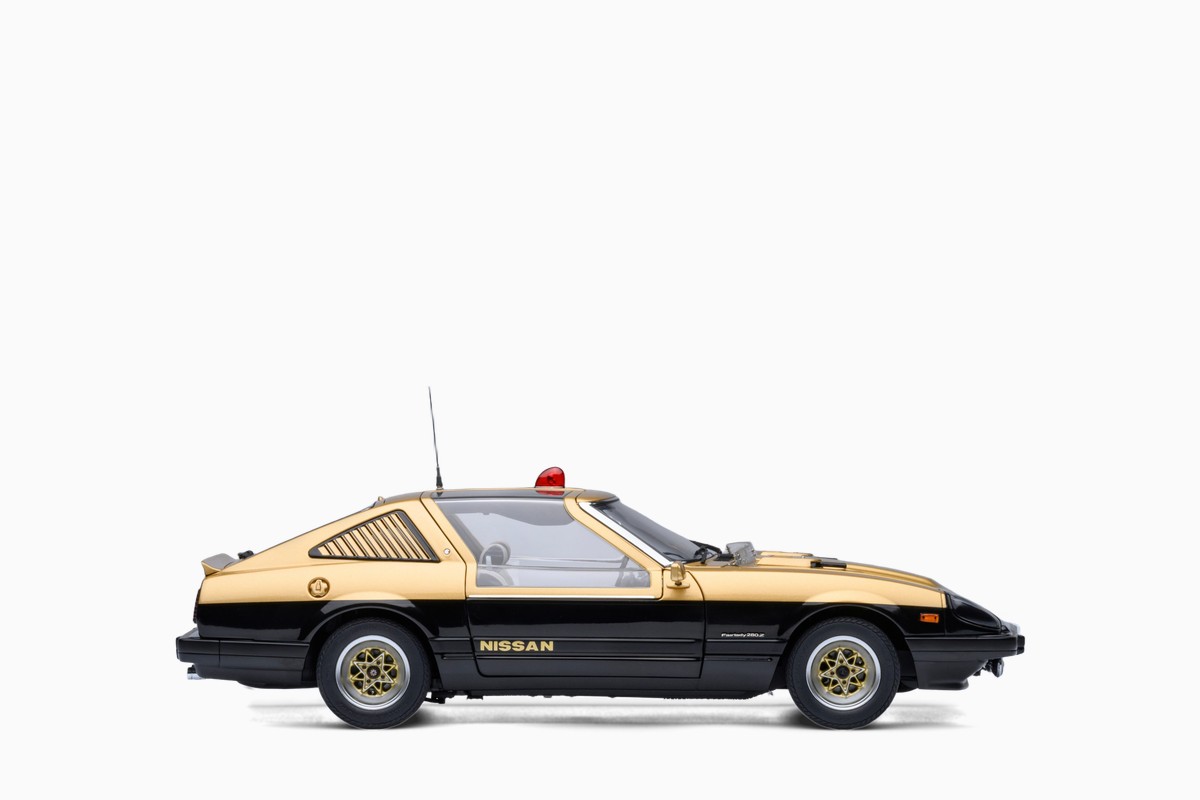 AUTOart 1/18 Nissan Fairlady Z (S130) Seibu-Keisatsu Super Z, side profile view