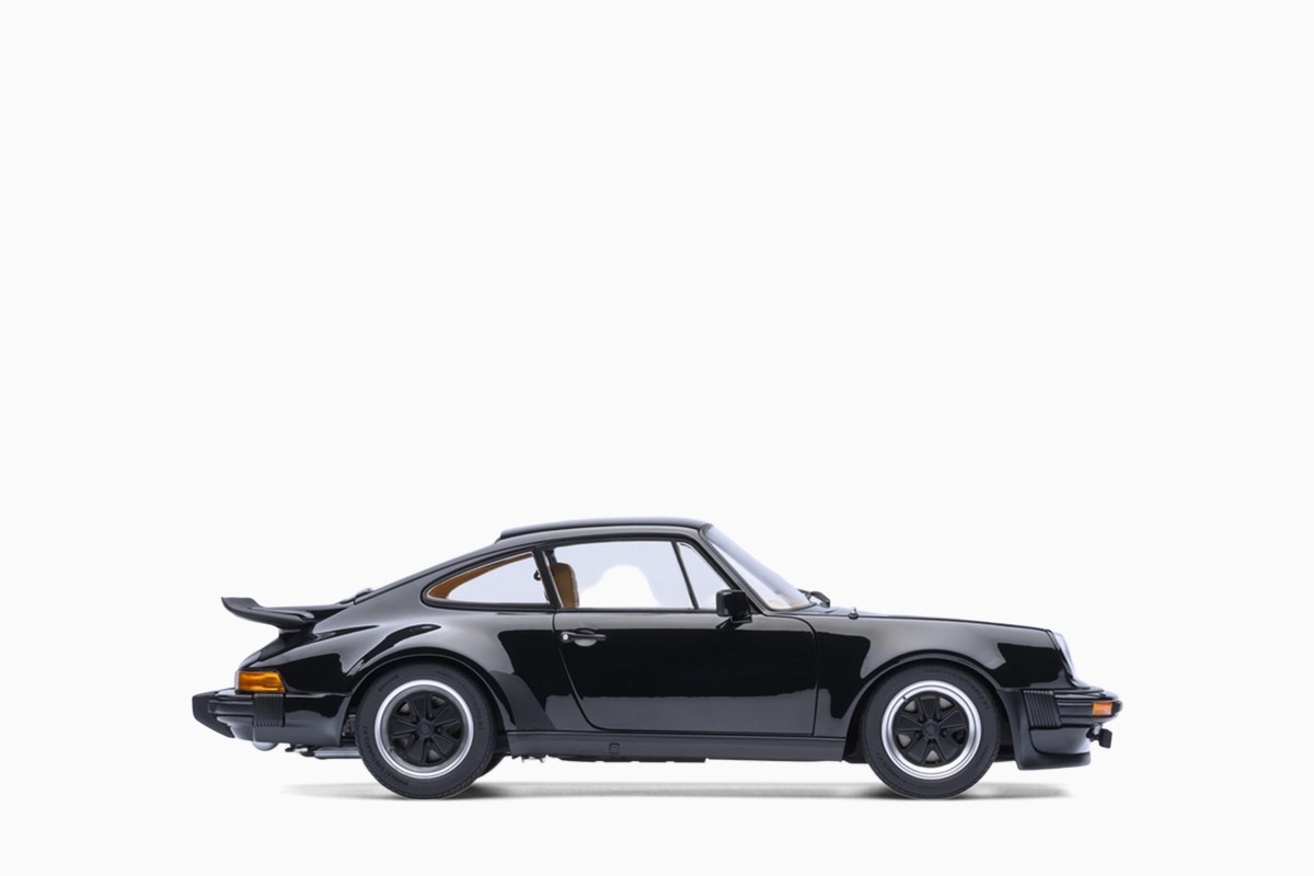 AUTOart 1/18 Porsche 911 (930) Turbo 3.0 in Black, side profile view