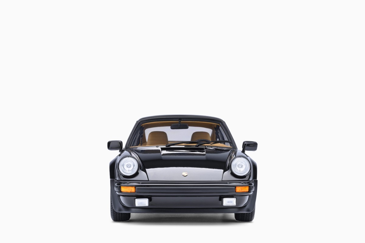 AUTOart 1/18 Porsche 911 (930) Turbo 3.0 in Black, front view