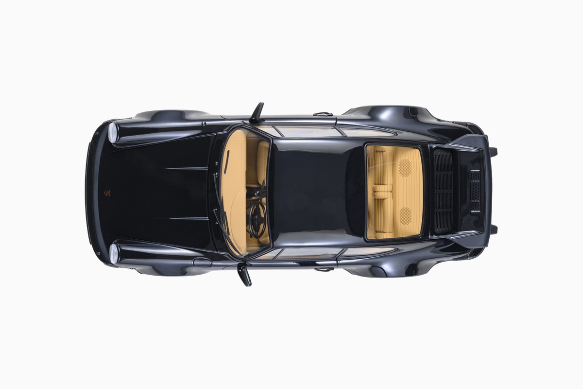 AUTOart 1/18 Porsche 911 (930) Turbo 3.0 in Black, top view