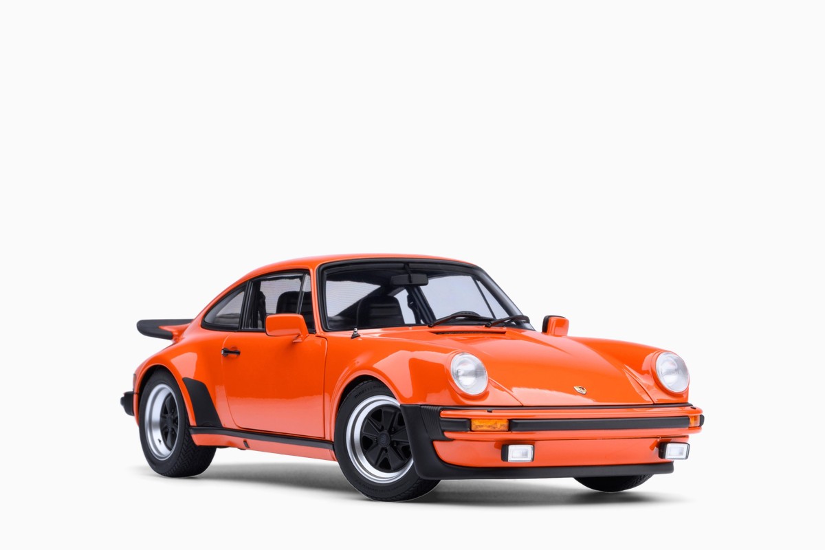 AUTOart 1/18 Porsche 911 (930) Turbo 3.0 in Continental Orange, front three-quarter view