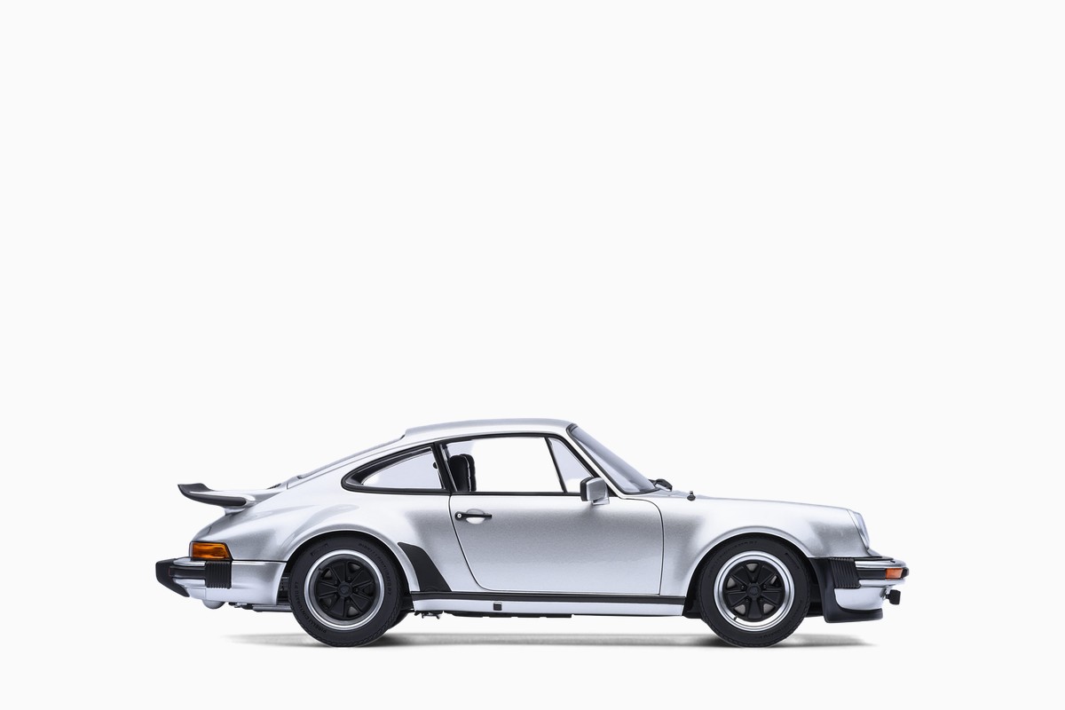 AUTOart 1/18 Porsche 911 (930) Turbo 3.0 in Silver, side profile view